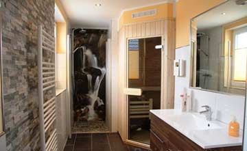 Badezimmer mit ebenerdiger Dusche und Sauna