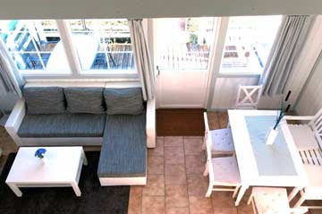 Wohn- und Speisezimmer mit Zugang zur Terrasse