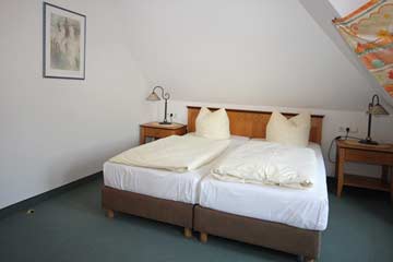 Doppelzimmer mit zwei Betten nebeneinander