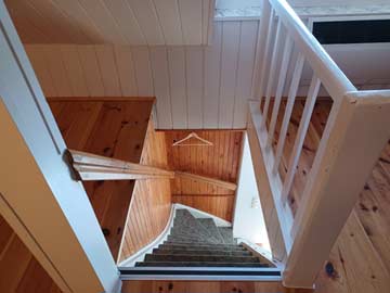 Steile Treppe in das Dachgeschoss
