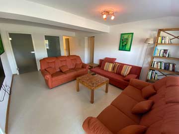 Wohnzimmer mit TV und Sofagruppe