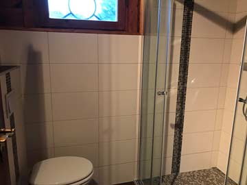 Badezimmer mit moderner Sanitärausstattung