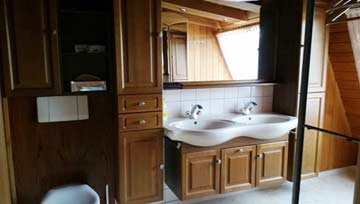 Badezimmer mit Doppelwaschbecken und WC
