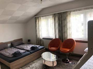 Mehrbettzimmer mit Doppelbett und 3er-Etagenbett