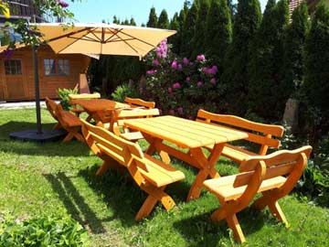 Picknickmöbel und Sonnenschirm im Garten