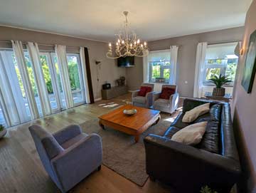 Wohnbereich mit Sofa und Sesseln