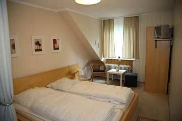 2-4-Bett-Zimmer im DG mit Doppelbett und Ausziehbett - Bild 1