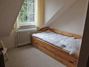 2-4-Bett-Zimmer im DG mit Doppelbett und Ausziehbett - Bild 2