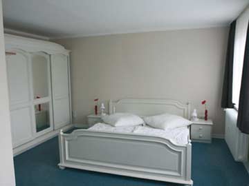 2-4-Bett-Zimmer im DG mit Doppelbett und Schlafsofa - Bild 1