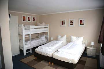 geräumiges 2-Bett-Zimmer mit Doppelbett und Balkon im EG