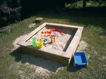 Sandkasten für die Kinder im Außenbereich