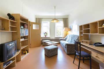 2-Bett-Zimmer mit Wohn-/Bürobereich für die Freizeitleitung