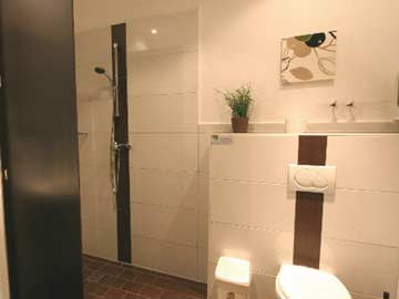 großes, behindertengerechtes Badezimmer im UG