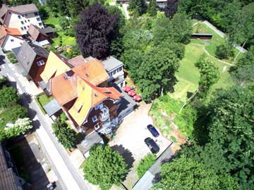 Luftaufnahme mit Blick auf das Haus und das riesige Außengelände