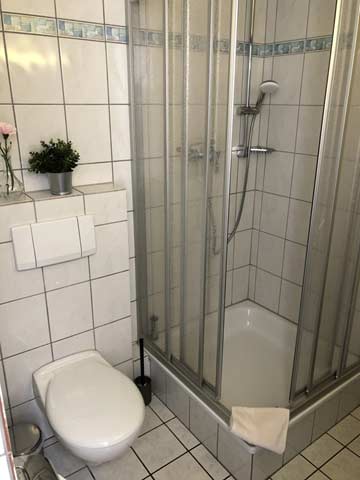 Weiteres Badezimmer mit Dusche/WC