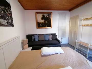 2-3-Bett-Zimmer mit Doppelbett und Schlafsofa