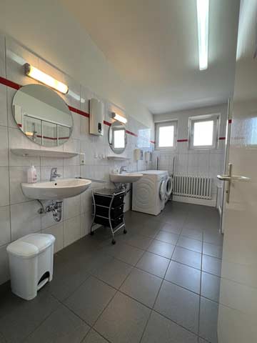 Fewo 2 im OG - Sanitärraum mit 3 Duschen und Waschmaschine