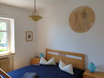 Schlafzimmer mit historischer Wandbemalung 