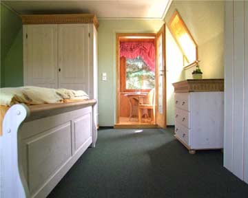 Doppelzimmer mit Duchgang zu weiterem Wohn-/Schlafzimmer