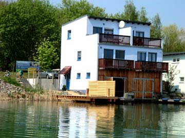 Ferienhaus mit Privatboot direkt am See bei Leipzig