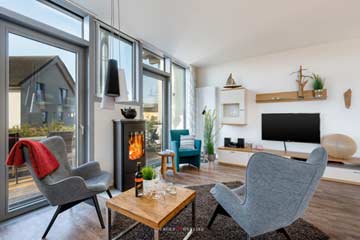 Schweden-Ofen und Panaromafenster im Wohnzimmer