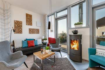 Schweden-Ofen und Panaromafenster im Wohnzimmer
