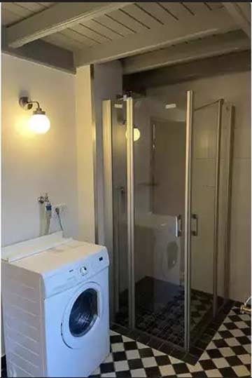 Behindertengerechtes Badezimmer mit Dusche, WC und Waschmaschine