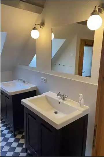 Renoviertes Badezimmer mit zwei Waschtischen