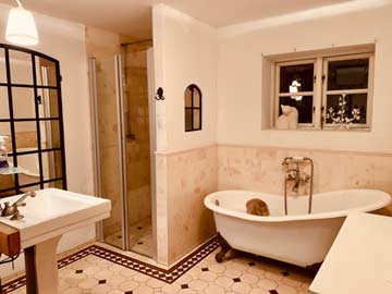 Badezimmer mit ebenerdiger Dusche, Badewanne und WC