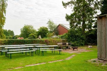 Biertischgarnituren im Garten