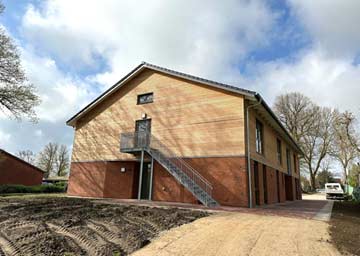 Kurz vor Fertigstellung: Modernes Gruppenhaus an der Ostsee