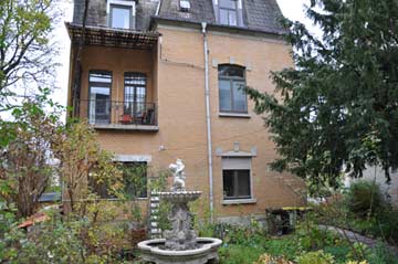 Garten am Haus mit Springbrunnen