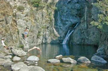 mehrere Badestellen gibt es an der Volane und an der Ardèche
