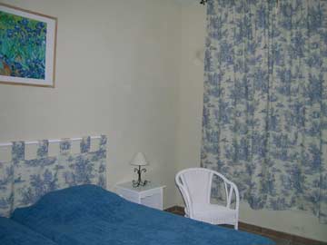 Schlafzimmer 1: 2 Einzelbetten mit DU/ WC im 1. OG
