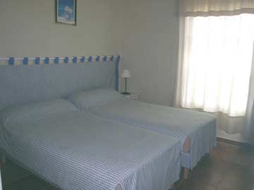 Schlafzimmer 6: 2 Einzelbetten mit DU/ WC im 2. OG