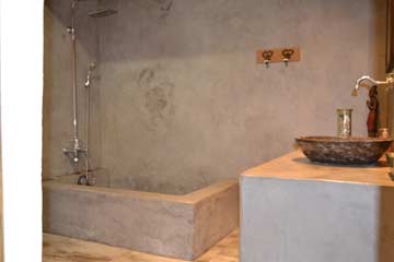 Badewanne aus Stein im Haus 1