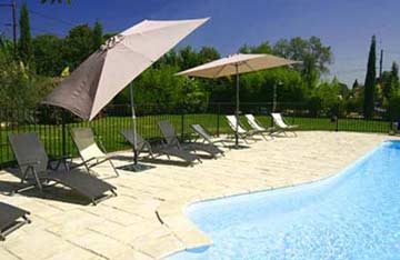 gesicherter Poolbereich mit Liegestühlen und Sonnenschirmen
