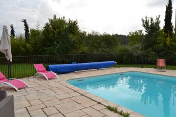 gesicherter Poolbereich mit Liegestühlen und Sonnenschirmen