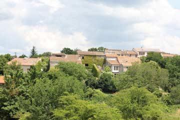Blick auf den Weiler am Mont d Escandorgues