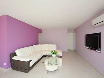 Wohnzimmer mit Loungesofa und TV