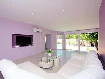 Wohnzimmer mit Loungesofa und TV