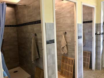 Duschen im Sanitärraum