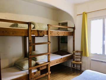 6-Bett-Zimmer mit frz. Bett und zwei Etagenbetten