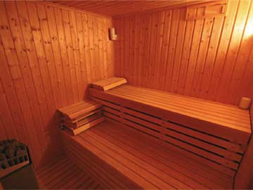 in der Sauna ist Platz für 2-3 Personen