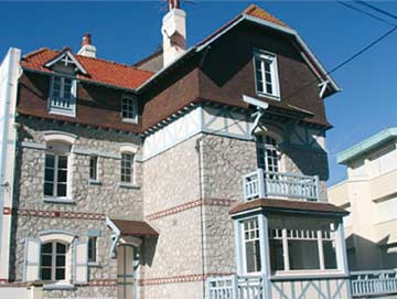 die Villa mit der ortstypischen Architektur