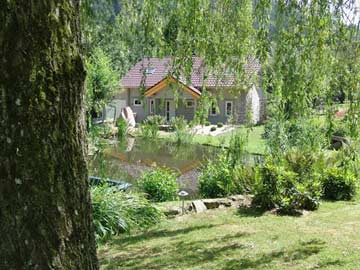 Garten mit Teich am Haus