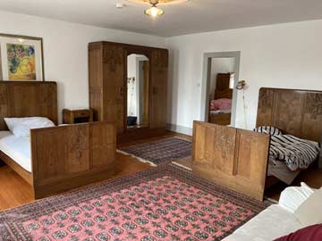 Schlafzimmer mit Einzelbetten und Schlafsofa als Durchgangszimmer