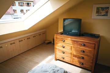 TV im 2-Bett-Zimmer mit Einzelbetten im OG