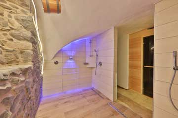 Duschbereich neben der Sauna (gemeinsame Nutzung)
