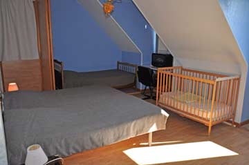 Familienzimmer mit Kinderbett